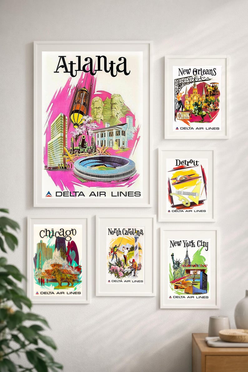 Puede incluir: Una colecci&oacute;n de seis p&oacute;steres de viaje de estilo vintage enmarcados para Delta Air Lines, con ilustraciones de Atlanta, Nueva Orleans, Detroit, Chicago, Carolina del Norte y Nueva York, cada uno con dise&ntilde;os gr&aacute;ficos coloridos y monumentos.