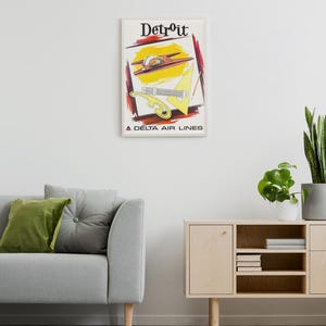 Puede incluir: Un p&oacute;ster de viaje vintage enmarcado de Detroit por Delta Air Lines. La ilustraci&oacute;n presenta un avi&oacute;n rojo, una regla triangular amarilla, una curva francesa amarilla y un l&aacute;piz sobre un fondo blanco con trazos abstractos rojos y negros.