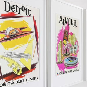 Puede incluir: Tres p&oacute;steres de viaje enmarcados de Delta Air Lines. El primero muestra Detroit con un veh&iacute;culo rojo, un tri&aacute;ngulo amarillo y herramientas de dibujo. El segundo presenta Atlanta con detalles en rosa y monumentos. El tercero ilustra Carolina del Norte.