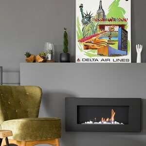 Puede incluir: Un p&oacute;ster de viaje rectangular de estilo vintage para Nueva York de Delta Air Lines, que presenta la Estatua de la Libertad, el Empire State Building y el edificio de las Naciones Unidas en una ilustraci&oacute;n colorida con el texto New York City y Delta Air Lines.