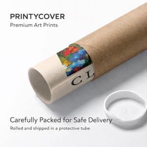 Puede incluir: Un tubo de env&iacute;o de cart&oacute;n marr&oacute;n que contiene una impresi&oacute;n art&iacute;stica enrollada. La parte visible de la impresi&oacute;n presenta colores abstractos vibrantes, incluidos rojo, azul y amarillo. El texto PRINTYCOVER Premium Art Prints es visible.