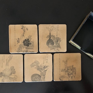 RARE Conjunto de cinco posavasos de laca Tinta de xilografía de arte asiático con soporte