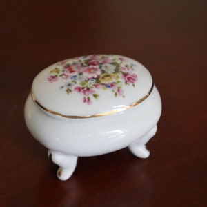 Vintage Porzellan-Schmuckschatulle mit Fuß, oval geformt, hergestellt in Japan