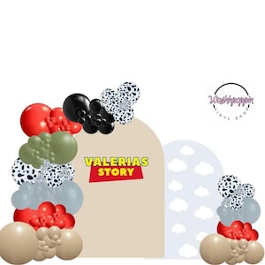 Peut inclure: Une arche de ballons avec des ballons rouges, noirs, vert olive et imprimés dalmatiens. Les mots "VALERIAS STORY" sont en jaune et rouge. Une forme d'arche marron clair est en arrière-plan, avec un motif de nuages bleus.