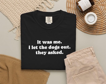 it was me, i let the dogs out they asked T-shirt | dog quote tee, pink text