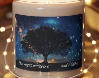 Puede incluir: Una vela marrón en un tarro de vidrio transparente con una etiqueta que dice "The night whispers and I listen". La etiqueta presenta un cielo nocturno estrellado con una silueta de un árbol.
