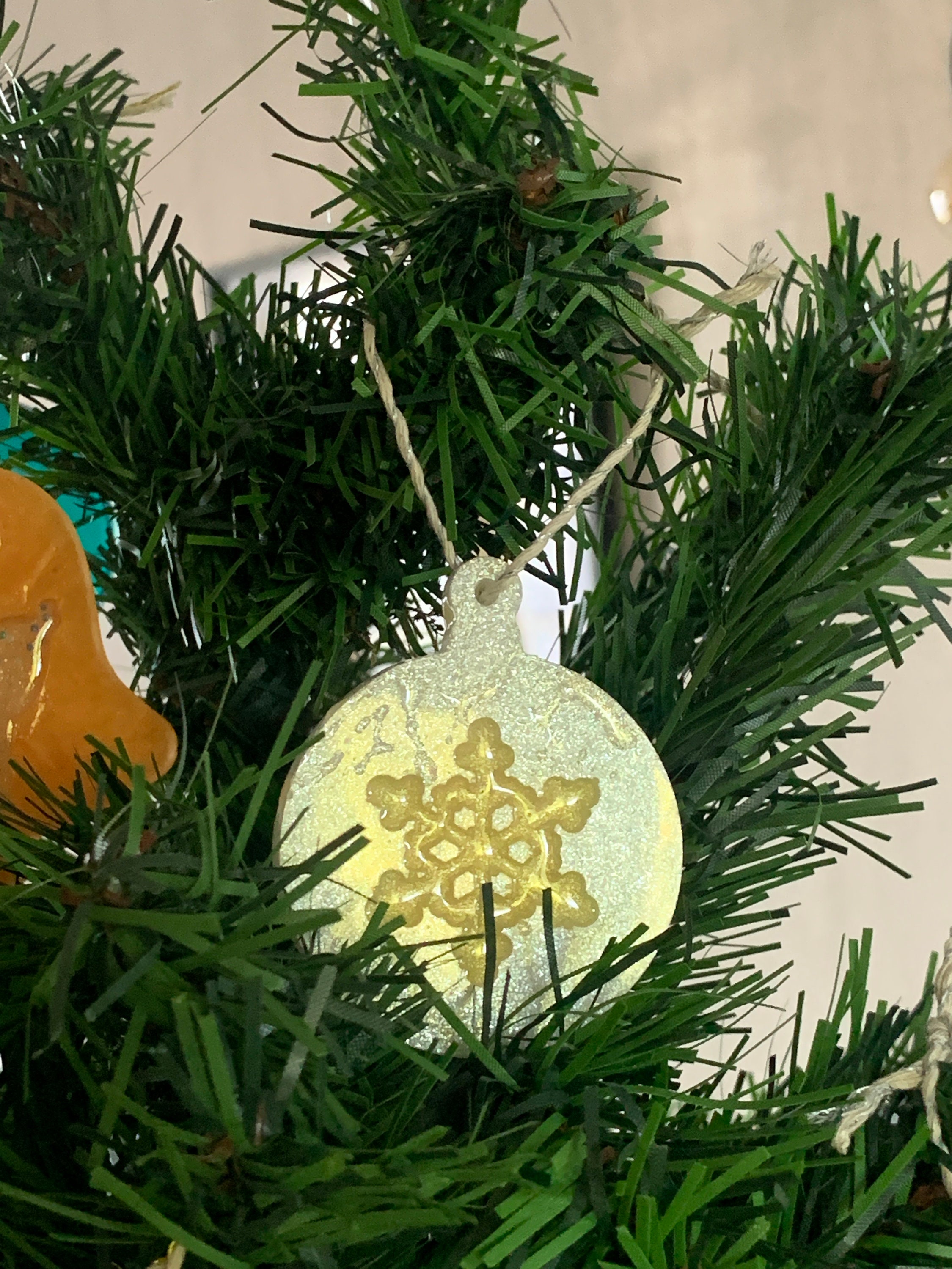 Decorative Christmas Ball for Tree Set of 2 in Resin Etsy