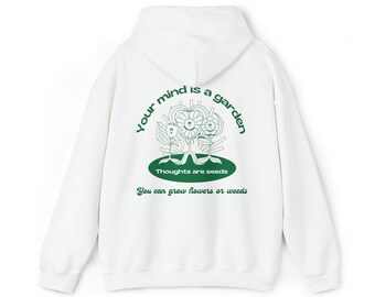 Könnte beinhalten: Weißer Hoodie mit einem grünen Grafikdruck auf der Rückseite. Die Grafik zeigt einen stilisierten Baum mit Blumen und den Text "Your mind is a garden. Thoughts are seeds. You can grow flowers or weeds."