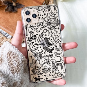 Puede incluir: Funda transparente para tel&eacute;fono con un dise&ntilde;o de tem&aacute;tica vaquera en blanco y negro. La funda presenta ilustraciones de botas de vaquero, un sombrero, un cactus y las palabras "Yee Haw", "Howdy" y "Wild".