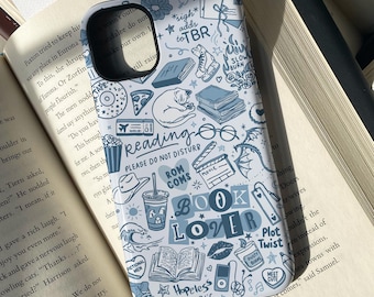 Könnte beinhalten: Eine weiße Smartphone-Hülle mit einem blauen Grafikmuster aus Büchern, Lesebrillen, einem Kaffeebecher und Texten wie "reading please do not disturb", "rom coms", "book lover", "plot twist", "hopeless romantic" und "meet cute".