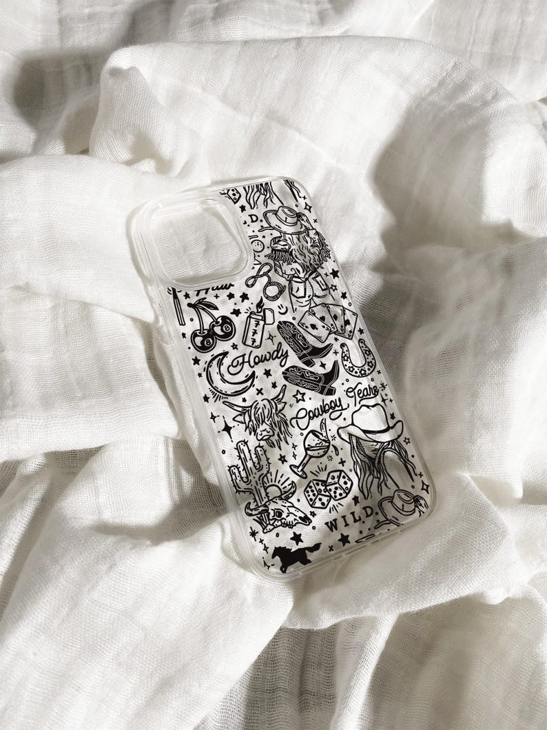 Puede incluir: Funda transparente para tel&eacute;fono con un dise&ntilde;o en blanco y negro con tem&aacute;tica del Oeste. La funda presenta ilustraciones de botas de vaquero, un cactus, un longhorn, una herradura y la palabra "Wild".