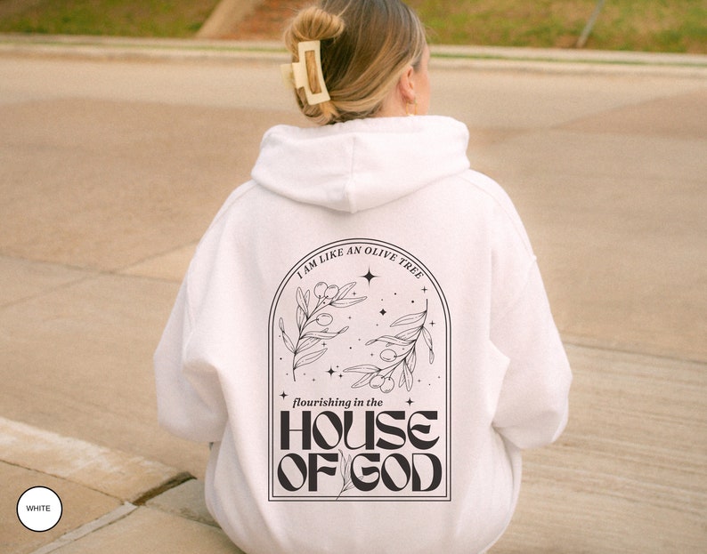Puede incluir: Sudadera con capucha blanca con un dise&ntilde;o gr&aacute;fico negro que representa un olivo con el texto "I am like an olive tree flourishing in the HOUSE OF GOD".