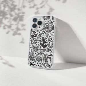 Puede incluir: Funda transparente para tel&eacute;fono con un dise&ntilde;o en blanco y negro con tem&aacute;tica de vaquero. La funda presenta ilustraciones de botas de vaquero, una herradura, un cactus y la palabra "Howdy". El dise&ntilde;o tambi&eacute;n incluye las palabras "Cowboy Tears" y "Wild".