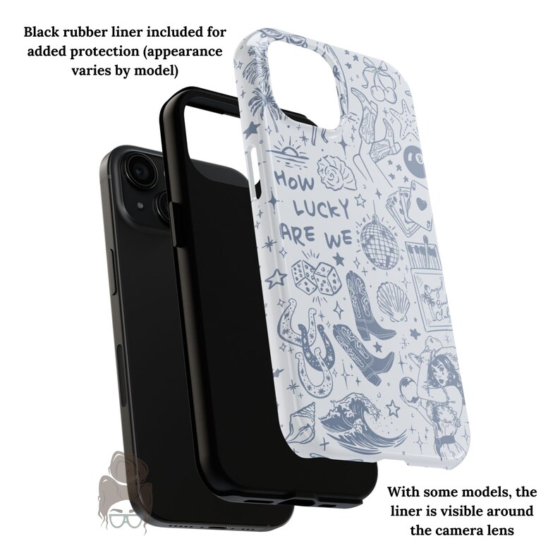 Puede incluir: Funda de tel&eacute;fono negra con una cubierta blanca con un dise&ntilde;o azul estilo tatuaje. El dise&ntilde;o incluye el texto "How Lucky Are We" junto con ilustraciones de botas, dados y una ola. Se incluye un forro de goma negro.