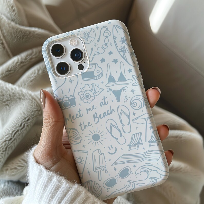 K&ouml;nnte beinhalten: Eine wei&szlig;e Handyh&uuml;lle mit einem hellblauen Strandmuster. Das Design umfasst Illustrationen von Bikini, Sonnenbrille, Flip-Flops und dem Text "Meet me at the Beach."