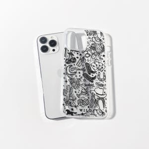 Puede incluir: Una funda transparente para tel&eacute;fono con un dise&ntilde;o en blanco y negro con tem&aacute;tica de vaquero, con ilustraciones de un sombrero de vaquero, botas, una herradura y la palabra "Howdy". Un tel&eacute;fono blanco es visible detr&aacute;s de la funda.