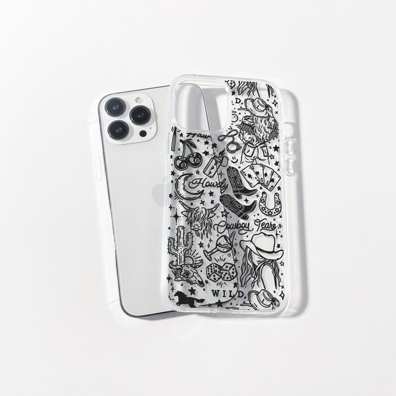 Puede incluir: Una funda transparente para tel&eacute;fono con un dise&ntilde;o en blanco y negro con tem&aacute;tica de vaquero, con ilustraciones de un sombrero de vaquero, botas, una herradura y la palabra "Howdy". Un tel&eacute;fono blanco es visible detr&aacute;s de la funda.