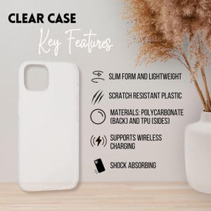 Puede incluir: Una funda transparente para tel&eacute;fono con el texto "CLEAR CASE" y "Key Features". La funda es delgada, ligera y est&aacute; hecha de pl&aacute;stico resistente a los ara&ntilde;azos. Admite carga inal&aacute;mbrica y absorbe los golpes.