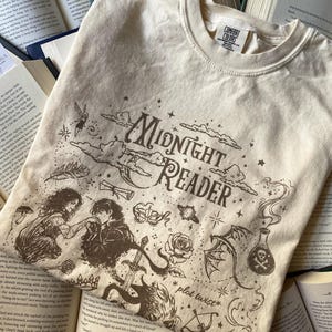 Maglietta Comfort Colors Fantasy Reader, regalo per amanti dei libri, maglietta Midnight Reader, regalo fantasy per lettori, regalo per appassionati di libri, maglietta da lettura, maglietta da biblioteca