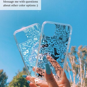 Puede incluir: Dos fundas transparentes para tel&eacute;fono con dise&ntilde;os negros de tem&aacute;tica vaquera. Una funda presenta un sombrero de vaquero, botas y las palabras "Howdy" y "Cowboy Tears". La otra funda tiene un dise&ntilde;o similar con las palabras "Yee Haw" y "Wild."