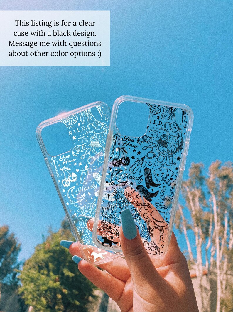 Puede incluir: Dos fundas transparentes para tel&eacute;fono con dise&ntilde;os negros de tem&aacute;tica vaquera. Una funda presenta un sombrero de vaquero, botas y las palabras "Howdy" y "Cowboy Tears". La otra funda tiene un dise&ntilde;o similar con las palabras "Yee Haw" y "Wild."