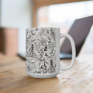 K&ouml;nnte beinhalten: Wei&szlig;e Keramiktasse mit einer Schwarzwei&szlig;illustration von B&uuml;chern, Drachen und anderen Fantasy-Elementen. Der Text "Es war einmal ein M&auml;dchen, das es liebte zu lesen" und "Fantasy Book Club" sind im Design enthalten.