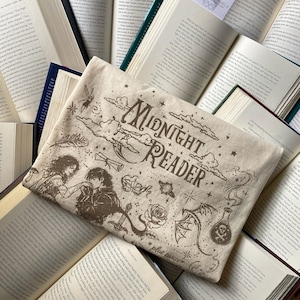 Camiseta Comfort Colors Fantasy Reader, regalo para amantes de los libros, camiseta Midnight Reader, regalo de fantasía para lectores, regalo para lectores, camiseta de lectura, camiseta de biblioteca imagen 10