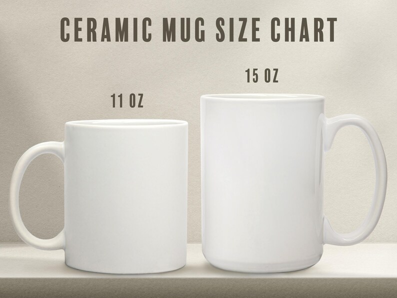K&ouml;nnte beinhalten: Zwei wei&szlig;e Keramikbecher, einer mit 11 oz und einer mit 15 oz, nebeneinander auf einem Regal. Die Becher sind leer und bereit f&uuml;r die Personalisierung.