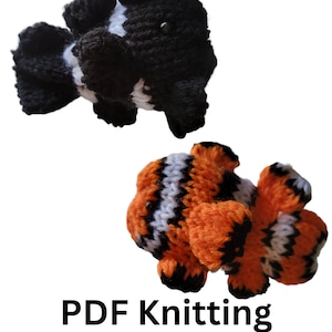 Puede incluir: Patrón de máquina de tejer PDF para dos juguetes de pescado de ganchillo. Un pez es blanco y negro, y el otro es naranja, negro y blanco.