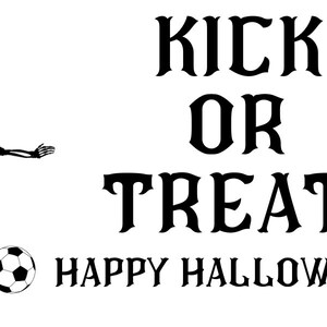 Puede incluir: Una ilustraci&oacute;n en blanco y negro de un esqueleto pateando un bal&oacute;n de f&uacute;tbol con el texto "Kick or Treat Happy Halloween!" y murci&eacute;lagos volando en el fondo.