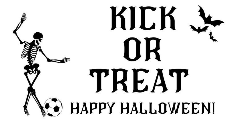 Puede incluir: Una ilustraci&oacute;n en blanco y negro de un esqueleto pateando un bal&oacute;n de f&uacute;tbol con el texto "Kick or Treat Happy Halloween!" y murci&eacute;lagos volando en el fondo.