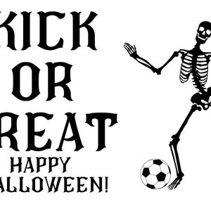 Puede incluir: Ilustraci&oacute;n en blanco y negro de un esqueleto pateando un bal&oacute;n de f&uacute;tbol con el texto "Kick or Treat Happy Halloween!"