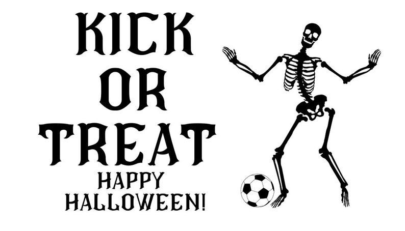 Puede incluir: Ilustraci&oacute;n en blanco y negro de un esqueleto pateando un bal&oacute;n de f&uacute;tbol con el texto "Kick or Treat Happy Halloween!"