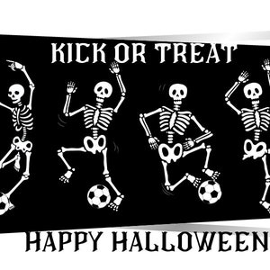 Puede incluir: Ilustraci&oacute;n en blanco y negro de seis esqueletos jugando al f&uacute;tbol con el texto "Kick or Treat" y "Happy Halloween!"