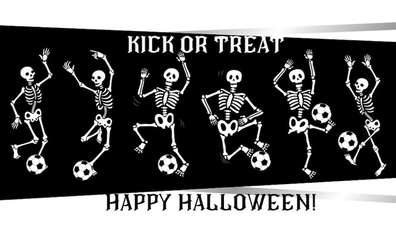 Puede incluir: Ilustraci&oacute;n en blanco y negro de seis esqueletos jugando al f&uacute;tbol con el texto "Kick or Treat" y "Happy Halloween!"