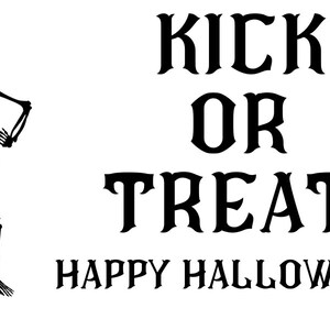 Puede incluir: Una ilustraci&oacute;n en blanco y negro de un esqueleto pateando un bal&oacute;n de f&uacute;tbol con el texto "Kick or Treat Happy Halloween!" y murci&eacute;lagos volando en el fondo.