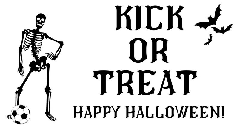 Puede incluir: Una ilustraci&oacute;n en blanco y negro de un esqueleto pateando un bal&oacute;n de f&uacute;tbol con el texto "Kick or Treat Happy Halloween!" y murci&eacute;lagos volando en el fondo.