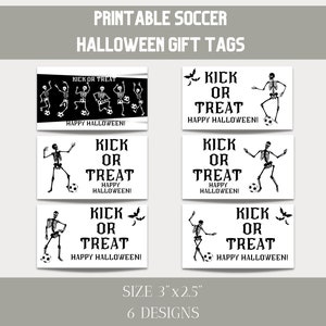 Puede incluir: Seis etiquetas de regalo de Halloween imprimibles con un esqueleto jugando al f&uacute;tbol con el texto "Kick or Treat" y "Happy Halloween!" Las etiquetas miden 7,6 cm por 6,4 cm.