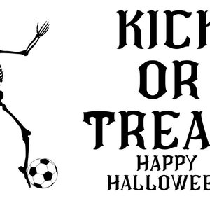 Puede incluir: Un esqueleto negro con una camiseta de f&uacute;tbol patea un bal&oacute;n de f&uacute;tbol. El texto "Kick or Treat Happy Halloween!" est&aacute; escrito en letras negras.