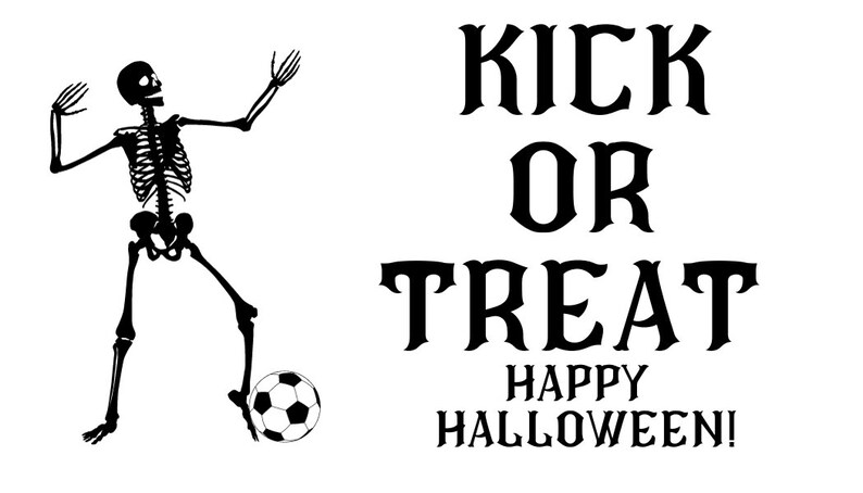 Puede incluir: Un esqueleto negro con una camiseta de f&uacute;tbol patea un bal&oacute;n de f&uacute;tbol. El texto "Kick or Treat Happy Halloween!" est&aacute; escrito en letras negras.