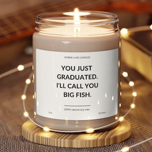 Du hast gerade deinen Abschluss gemacht. Ich nenne Dich Großer Fisch | Premium Duftkerze Soja, Zitat Kerze | College Grad Geschenkidee | PHD Bachelors Geschenk Geschenk