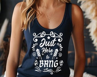 Camiseta de tirantes con espalda cruzada "Just Here to Bang", divertida del 4 de julio, con fuegos artificiales, humor para adultos, con la bandera de la independencia, regalo patriótico estadounidense