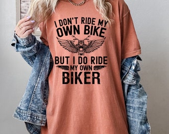 バイクシャツ、「自分のバイクには乗らないけど、自分のバイクには乗る」、面白いバイカーシャツ、コンフォートカラーズ®、バイクギフト、バイクシャツ