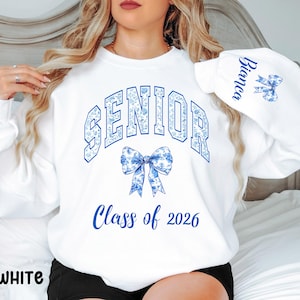 Senior Sweatshirt Klasse von 2026, Kokette Schleife Rundhalsausschnitt, Senior Cheer Geschenk, benutzerdefinierter Name Senior Abschlussgeschenk, Toile De Jouy Shirt