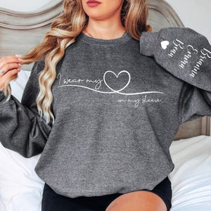 Personalizowana bluza dla mamy z imionami dzieci, bluza dla mamy, noszę serce na rękawie, bluza dla mamy, prezent na dzień matki od dzieci
