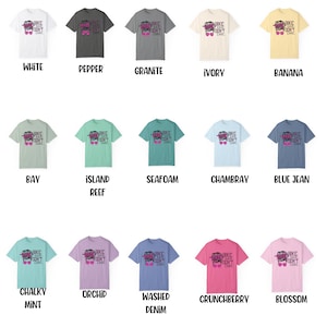 Puede incluir: Un dise&ntilde;o de camiseta gr&aacute;fica con una bicicleta con el texto "Bike Hair Don't Care" en rosa y negro. La camiseta se muestra en 12 colores diferentes: blanco, pimienta, granito, marfil, pl&aacute;tano, bah&iacute;a, arrecife de isla, espuma de mar, Chambray, mezclilla azul, menta calc&aacute;rea, orqu&iacute;dea, mezclilla lavada, ar&aacute;ndano y flor.