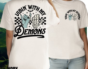 Chemise Vibin With My Demons, Chemise à main squelette, Halloween Y3K, Halloween rétro, T-shirt drôle d'inspiration vintage, Saison effrayante, Comfort Colors®