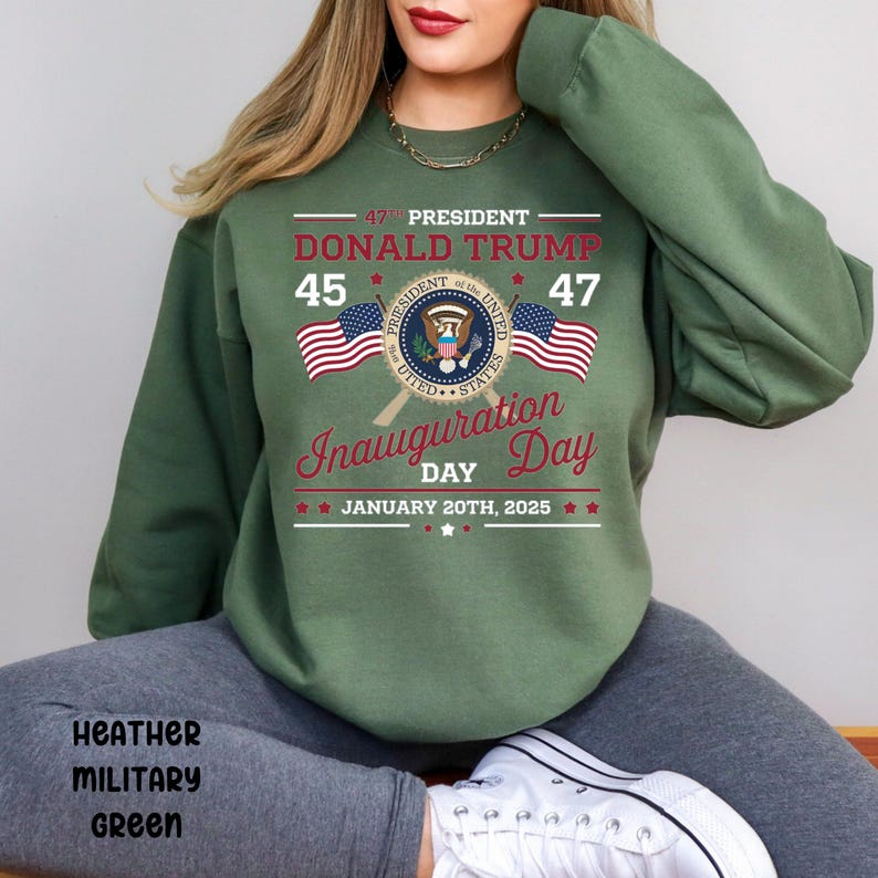 以下が含まれることがあります： 「47th President Donald Trump 45 47 Inauguration Day January 20th, 2025」の文字と、大統領の紋章と2つのアメリカ国旗が描かれた緑色のスウェットシャツ。