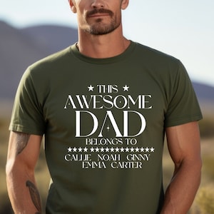 Może przedstawiać: Zielona koszulka z białym napisem "This Awesome Dad Belongs To Callie Noah Ginny Emma Carter".