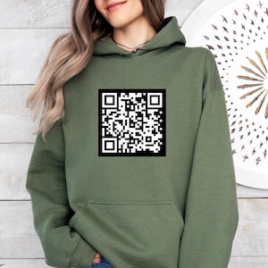 Könnte beinhalten: Ein grüner Kapuzenpullover mit einem schwarz-weißen QR-Code auf der Vorderseite.